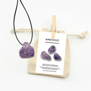 Amethyst Buddha Anhänger mit Lederband im Jutebeutel und Beschreibungskarte