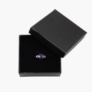 Versilberter Ring aus Messing mit einem Amethyst Schmuckstein facettiert in einer schwarzen Geschenkbox