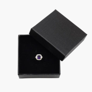 Messing Ring versilbert mit einem Amethyst Schmuckstein facettiert in einer schwarzen Geschenkbox