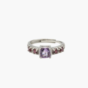 Ring aus Messing versilbert und mit Amethyst Schmucksteine facettiert