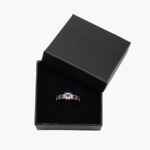 Ring aus Messing versilbert und mit Amethyst Schmucksteine facettiert in einer schwarzen Geschenkbox